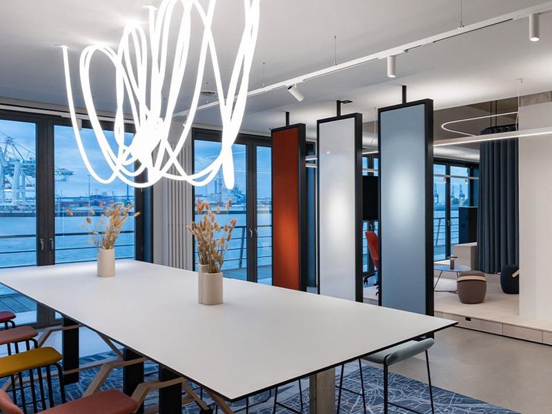 Installation lumineuse pour salles de réunion